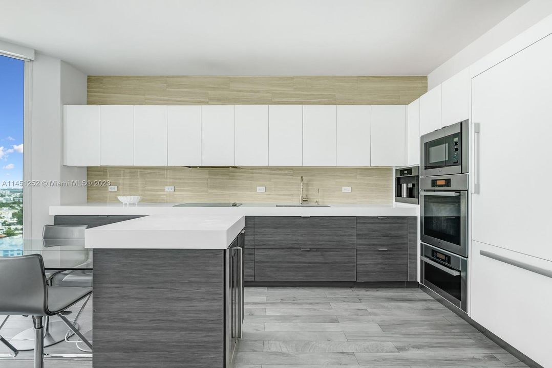 Recently Sold: $3,100,000 (3 beds, 2 baths, 2040 Square Feet)