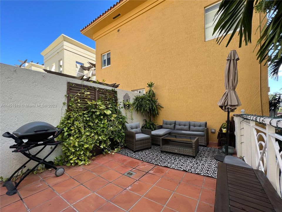 Vendido Recientemente: $1,199,000 (3 camas, 2 baños, 1340 Pies cuadrados)