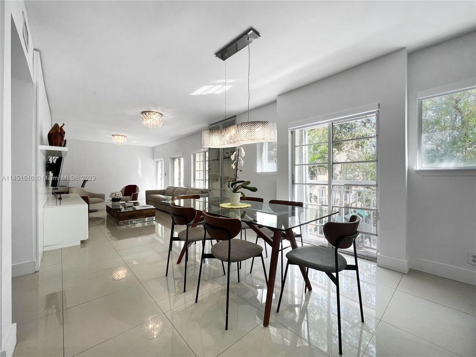 Vendido Recientemente: $1,199,000 (3 camas, 2 baños, 1340 Pies cuadrados)