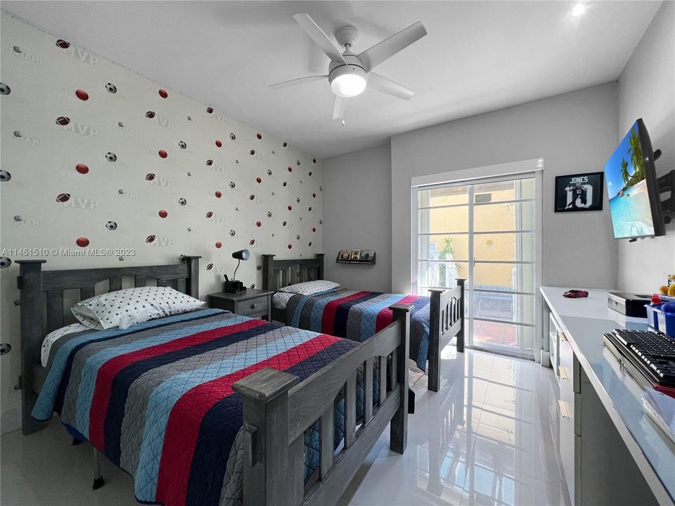 Vendido Recientemente: $1,199,000 (3 camas, 2 baños, 1340 Pies cuadrados)