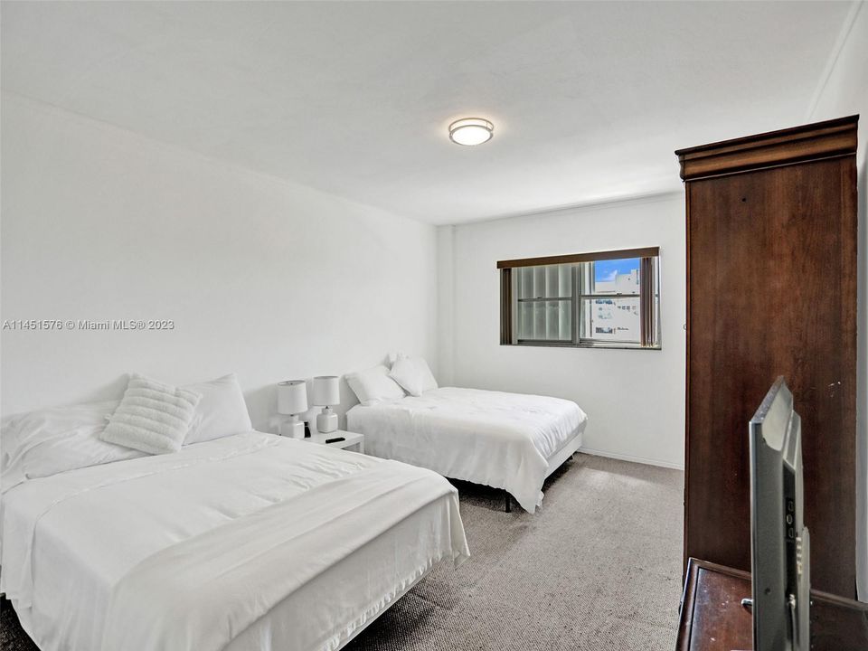 For Sale: $395,000 (1 beds, 2 baths, 1275 Square Feet)