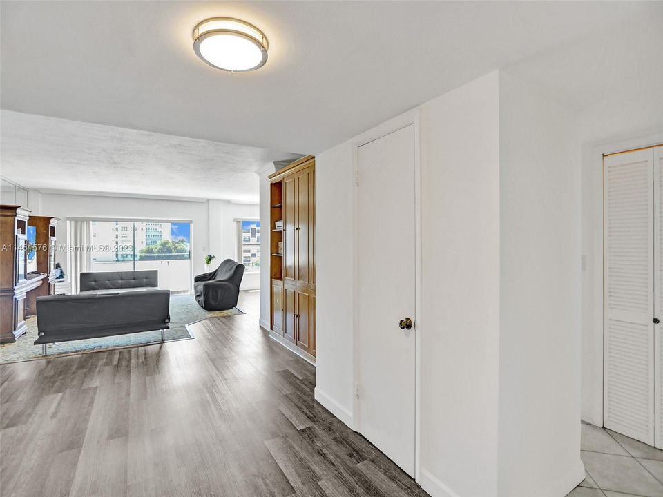 For Sale: $395,000 (1 beds, 2 baths, 1275 Square Feet)