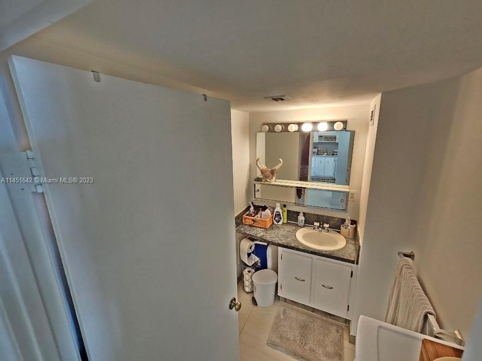 For Sale: $235,900 (1 beds, 1 baths, 1005 Square Feet)