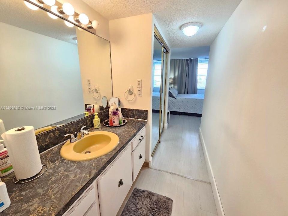 For Sale: $235,900 (1 beds, 1 baths, 1005 Square Feet)