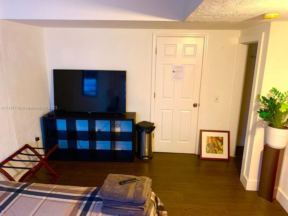 Recently Sold: $900,000 (0 beds, 0 baths, 2456 Square Feet)