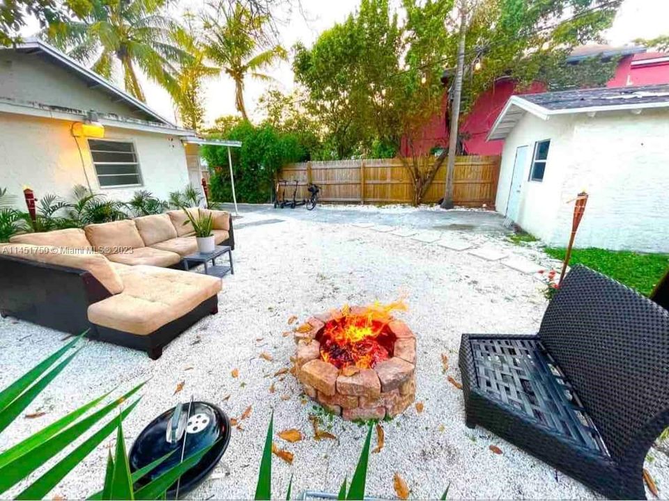 Recently Sold: $900,000 (0 beds, 0 baths, 2456 Square Feet)