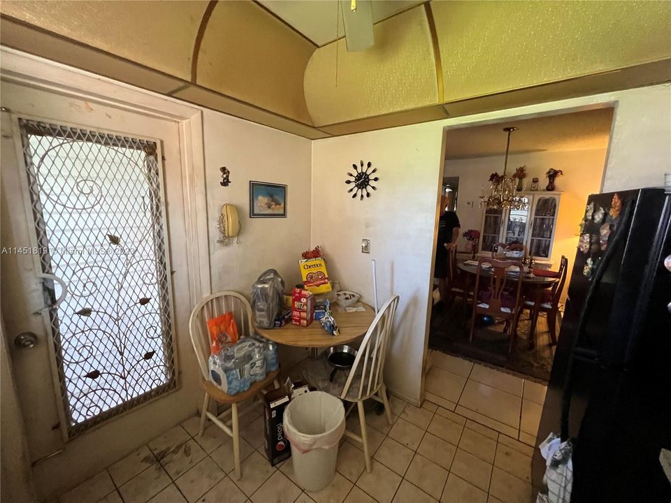For Sale: $150,000 (2 beds, 2 baths, 968 Square Feet)