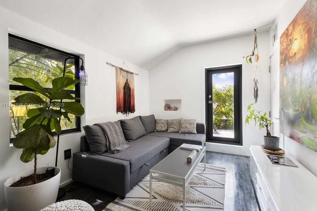 Vendido Recientemente: $1,180,000 (2 camas, 2 baños, 1084 Pies cuadrados)