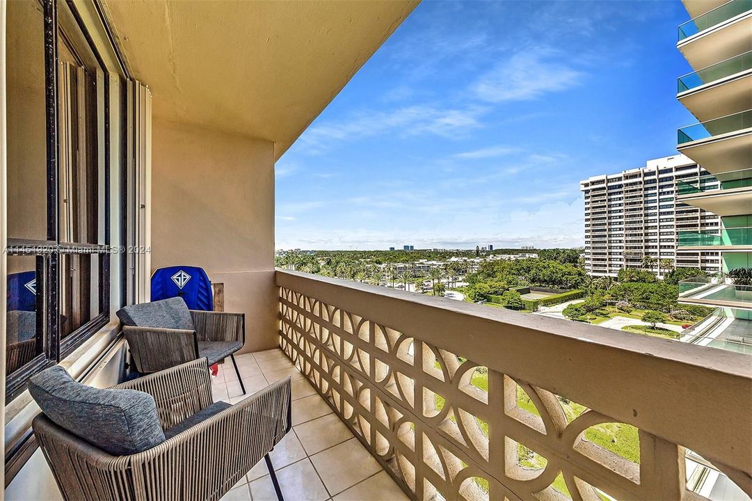 Active With Contract: $599,000 (1 beds, 1 baths, 993 Square Feet)
