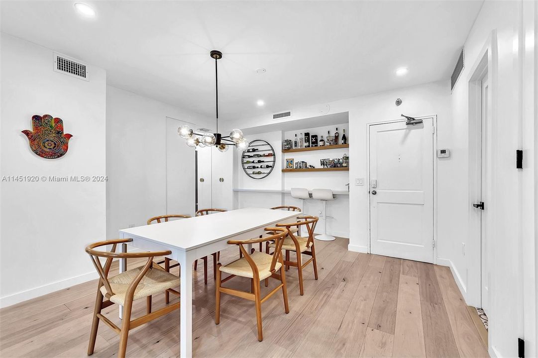 Recently Sold: $599,000 (1 beds, 1 baths, 993 Square Feet)
