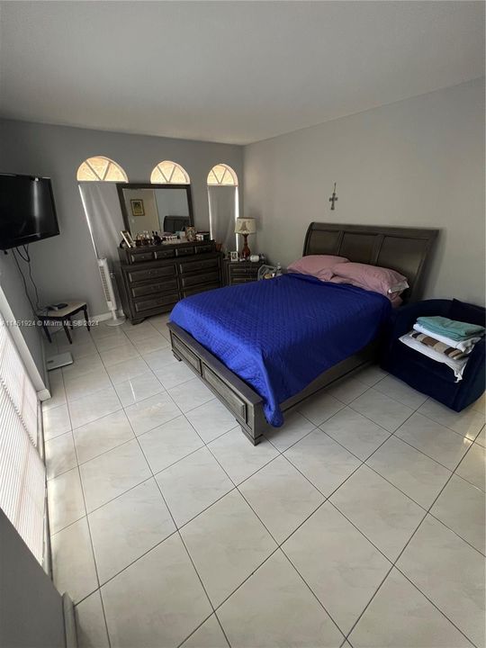 Recently Sold: $624,000 (3 beds, 2 baths, 1160 Square Feet)