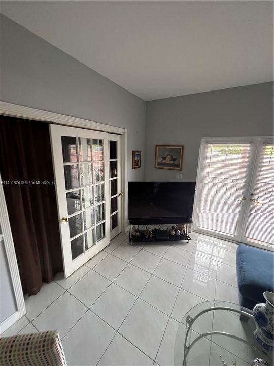 Recently Sold: $624,000 (3 beds, 2 baths, 1160 Square Feet)