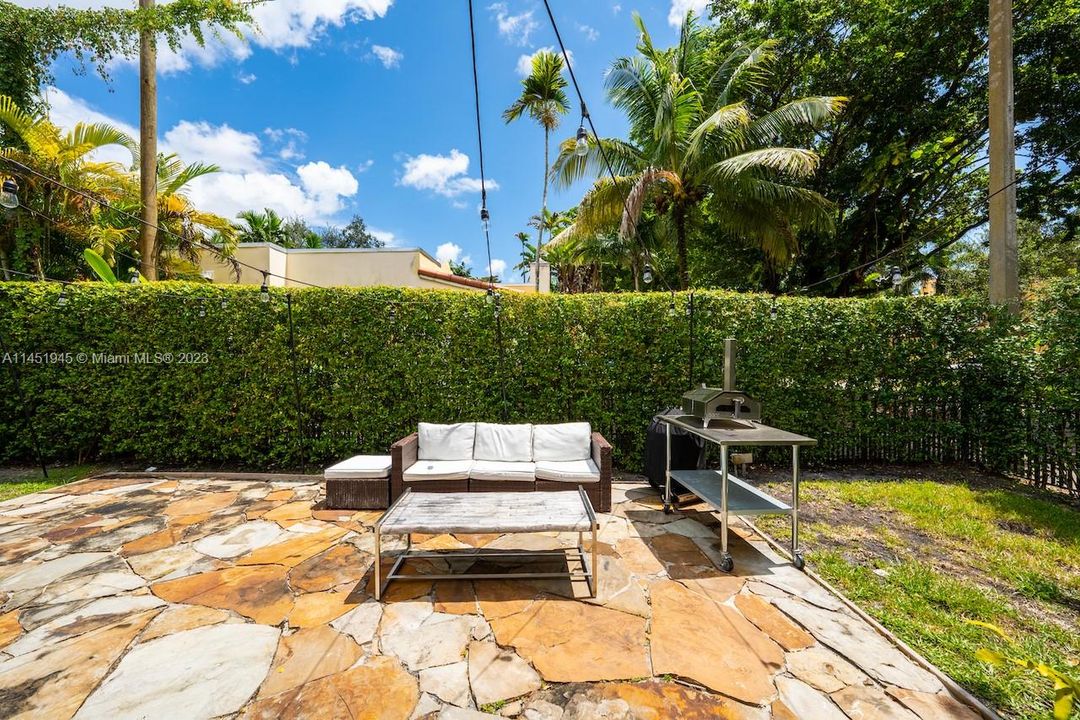 最近售出: $1,725,000 (3 贝兹, 3 浴室, 2155 平方英尺)