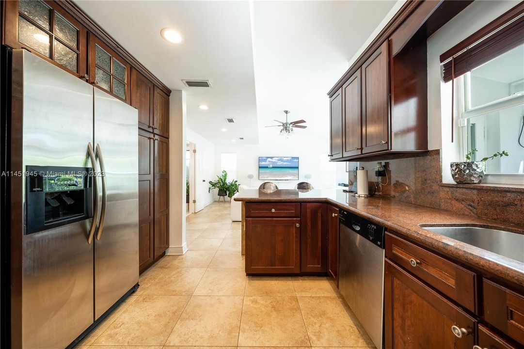 最近售出: $1,725,000 (3 贝兹, 3 浴室, 2155 平方英尺)