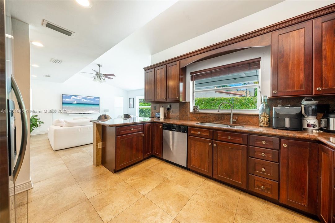 最近售出: $1,725,000 (3 贝兹, 3 浴室, 2155 平方英尺)