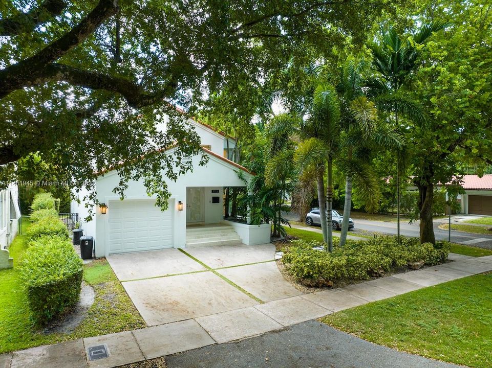 Beautiful Contemporary Renovated Home, Tree-lined Street, Corner Lot, One Car Garage