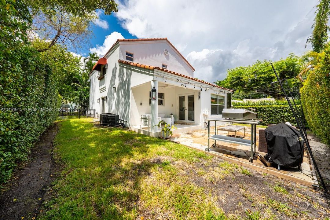 最近售出: $1,725,000 (3 贝兹, 3 浴室, 2155 平方英尺)