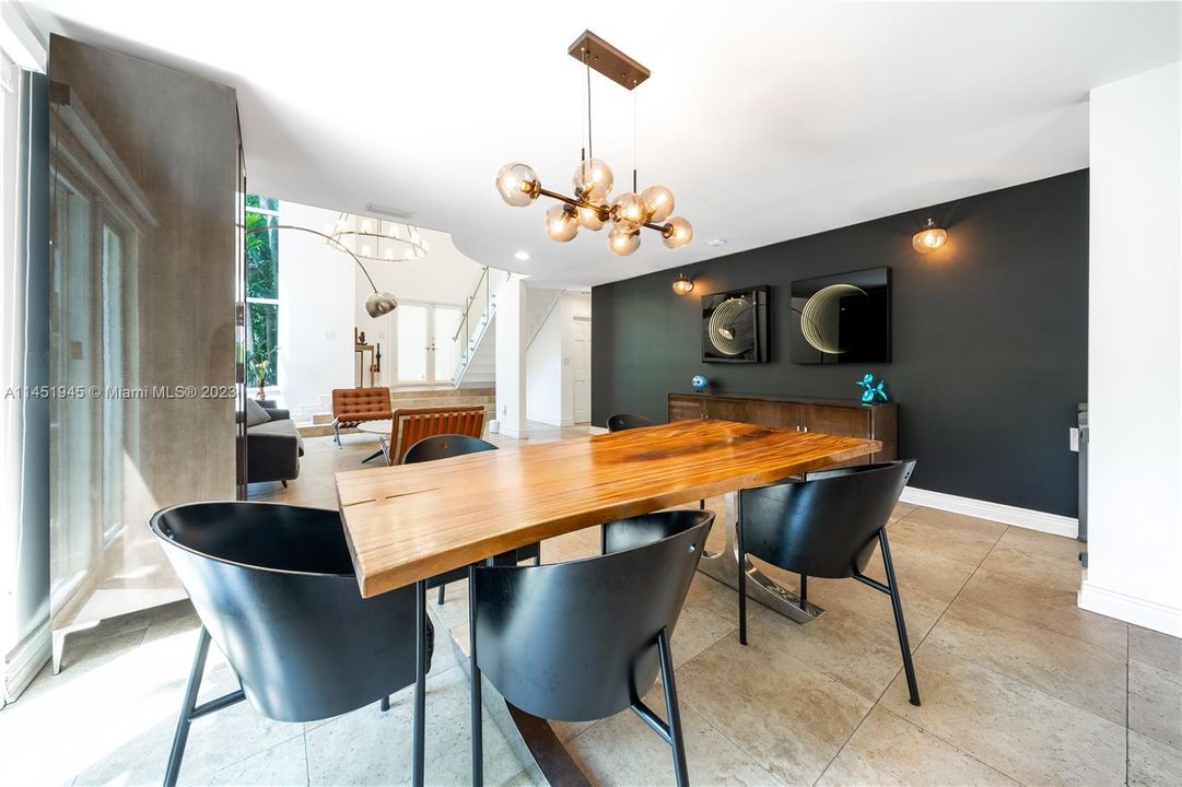 最近售出: $1,725,000 (3 贝兹, 3 浴室, 2155 平方英尺)