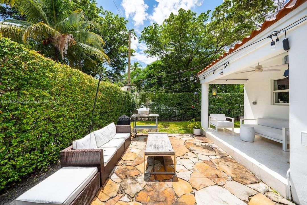 最近售出: $1,725,000 (3 贝兹, 3 浴室, 2155 平方英尺)