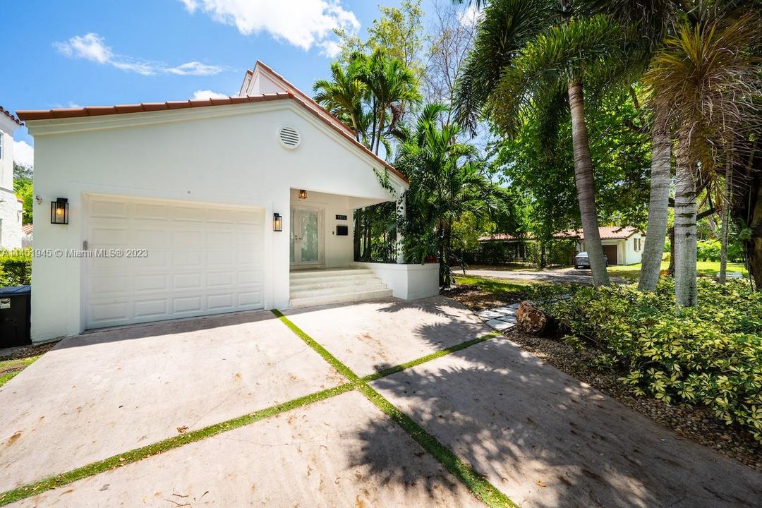 最近售出: $1,725,000 (3 贝兹, 3 浴室, 2155 平方英尺)