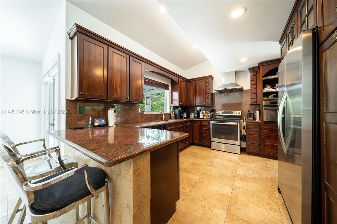 最近售出: $1,725,000 (3 贝兹, 3 浴室, 2155 平方英尺)