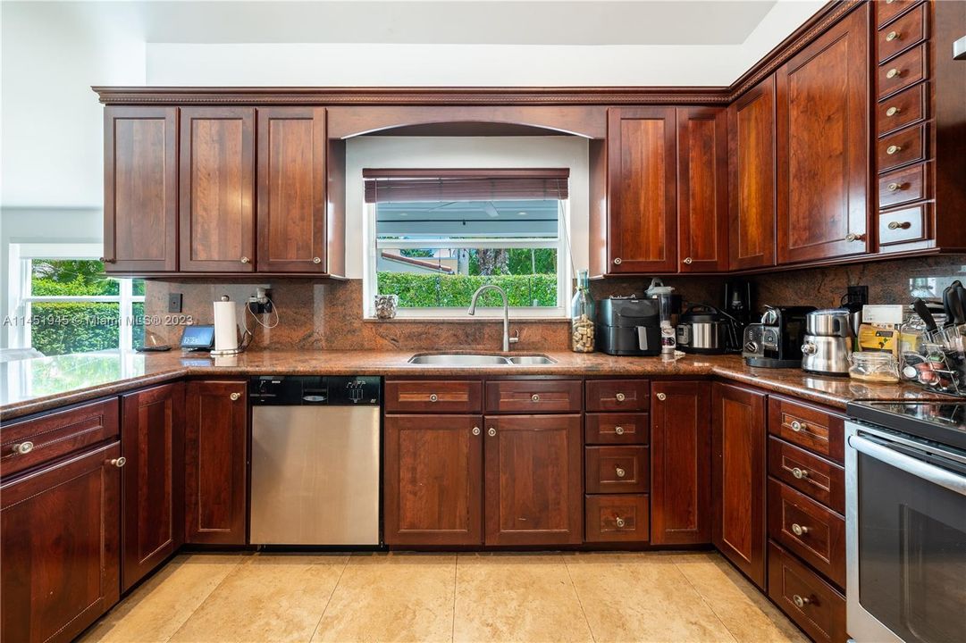 最近售出: $1,725,000 (3 贝兹, 3 浴室, 2155 平方英尺)