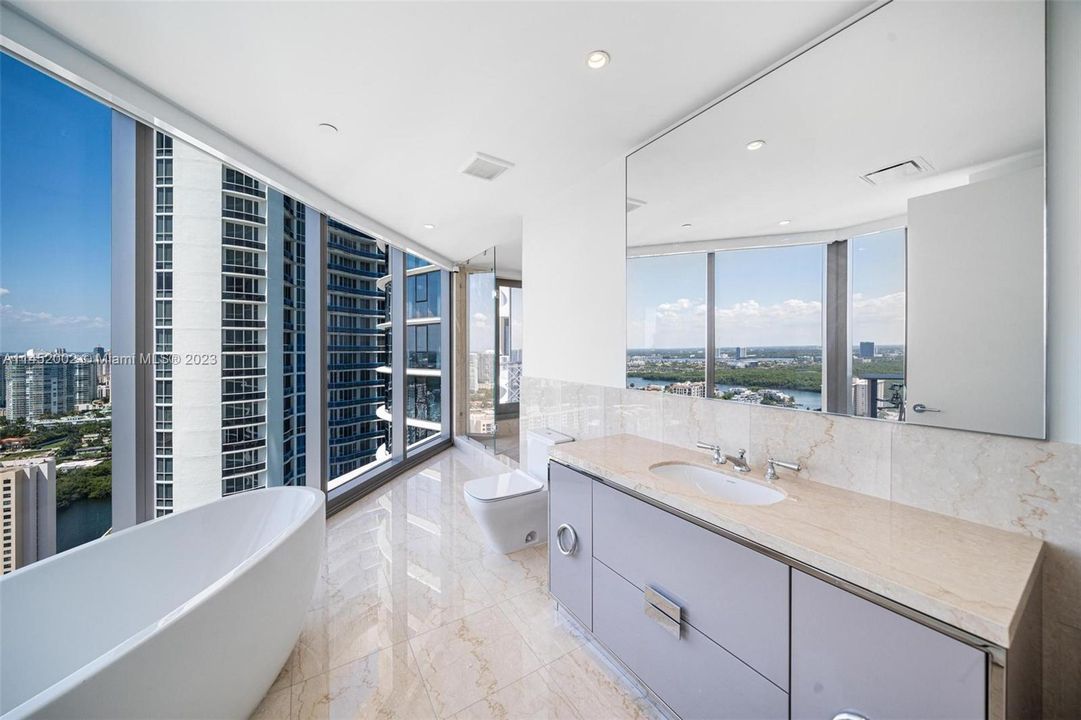 Recently Sold: $6,999,000 (4 beds, 5 baths, 3204 Square Feet)