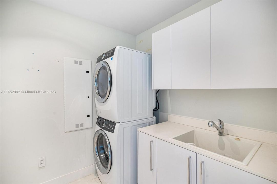 Recently Sold: $6,999,000 (4 beds, 5 baths, 3204 Square Feet)