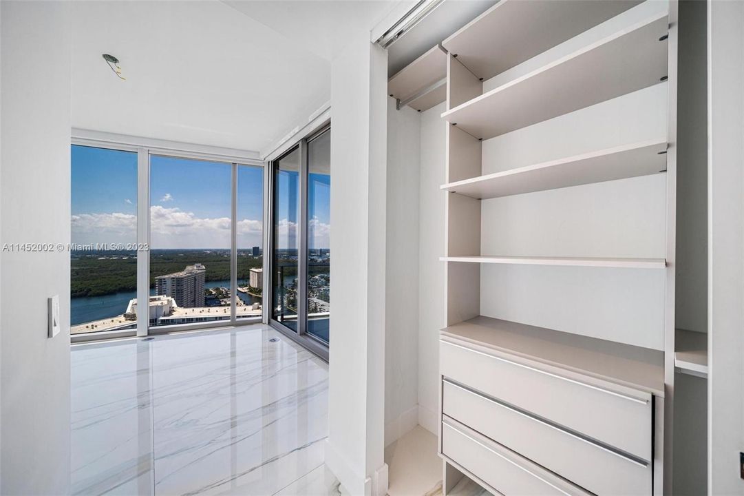 Recently Sold: $6,999,000 (4 beds, 5 baths, 3204 Square Feet)