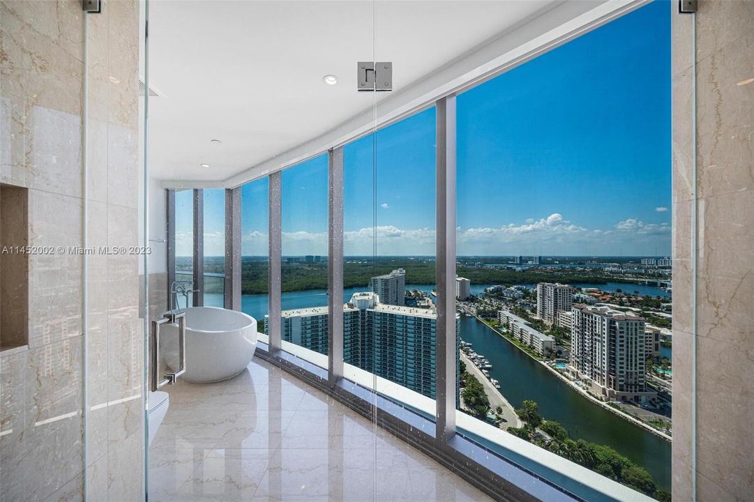 Recently Sold: $6,999,000 (4 beds, 5 baths, 3204 Square Feet)