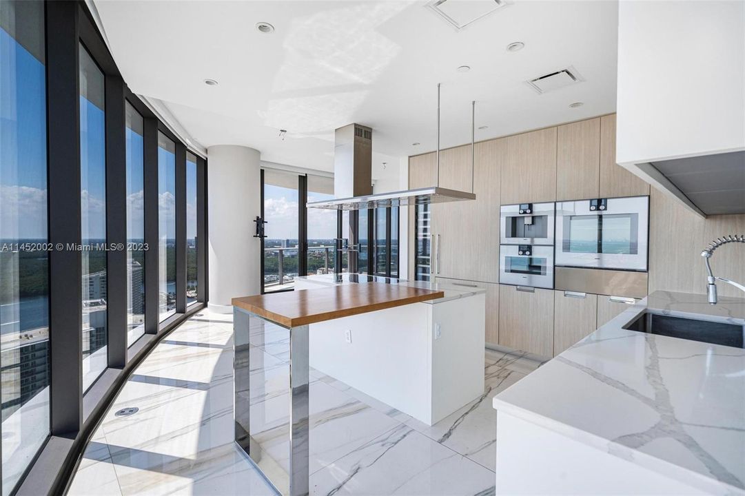 Recently Sold: $6,999,000 (4 beds, 5 baths, 3204 Square Feet)