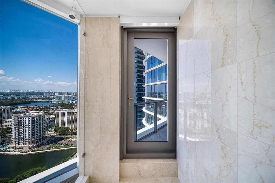 Recently Sold: $6,999,000 (4 beds, 5 baths, 3204 Square Feet)