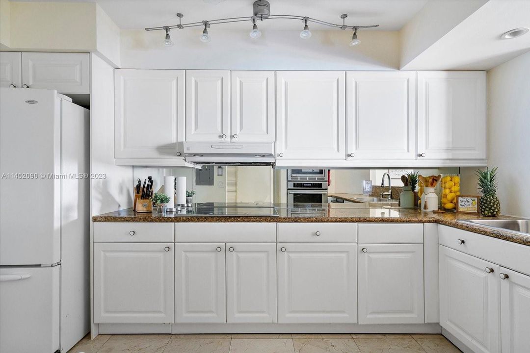 最近售出: $1,050,000 (2 贝兹, 2 浴室, 1600 平方英尺)