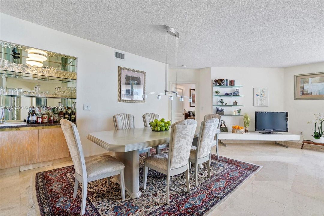 最近售出: $1,050,000 (2 贝兹, 2 浴室, 1600 平方英尺)