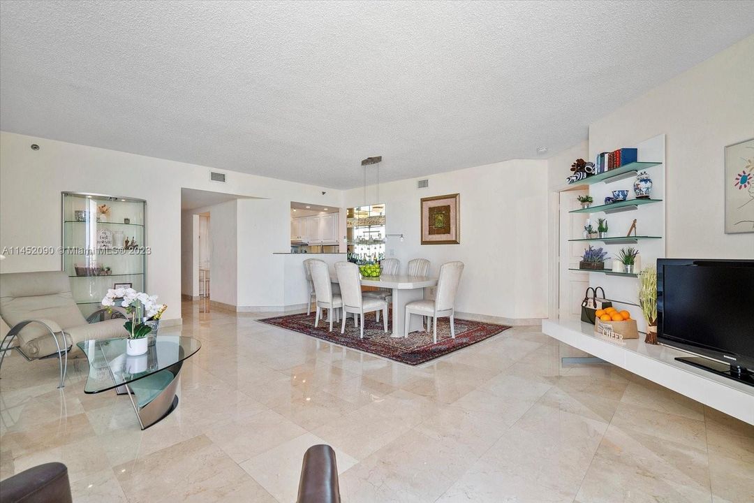 最近售出: $1,050,000 (2 贝兹, 2 浴室, 1600 平方英尺)