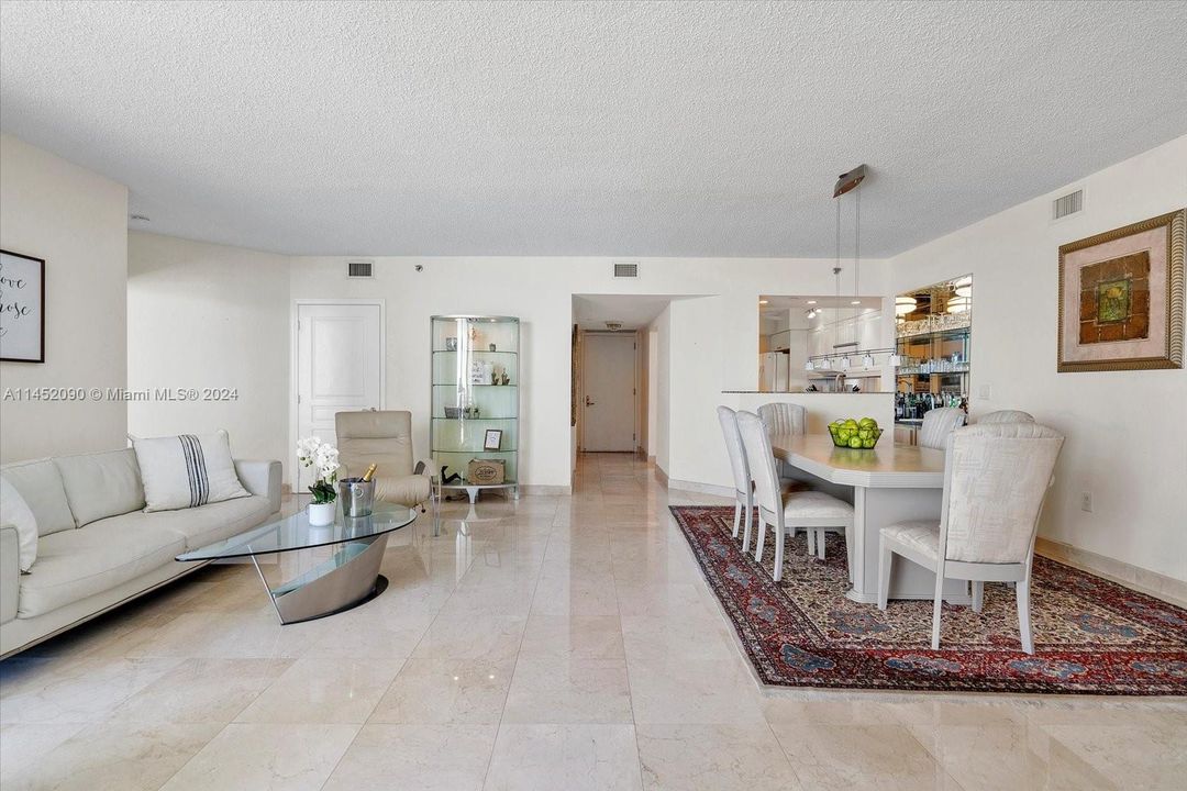 最近售出: $1,050,000 (2 贝兹, 2 浴室, 1600 平方英尺)