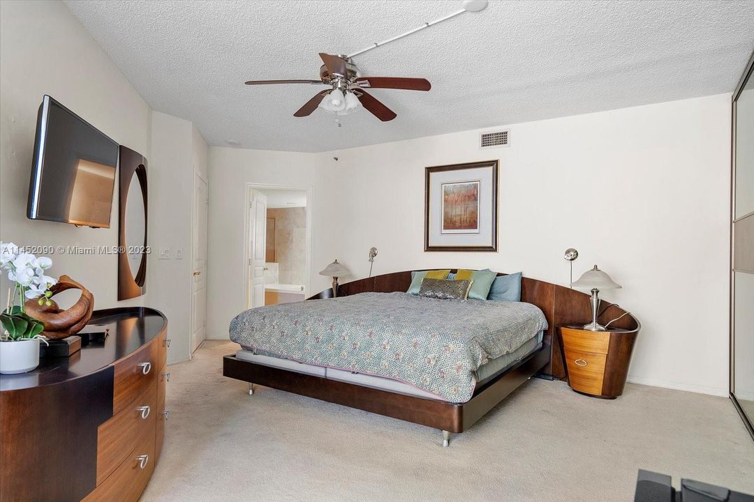 最近售出: $1,050,000 (2 贝兹, 2 浴室, 1600 平方英尺)