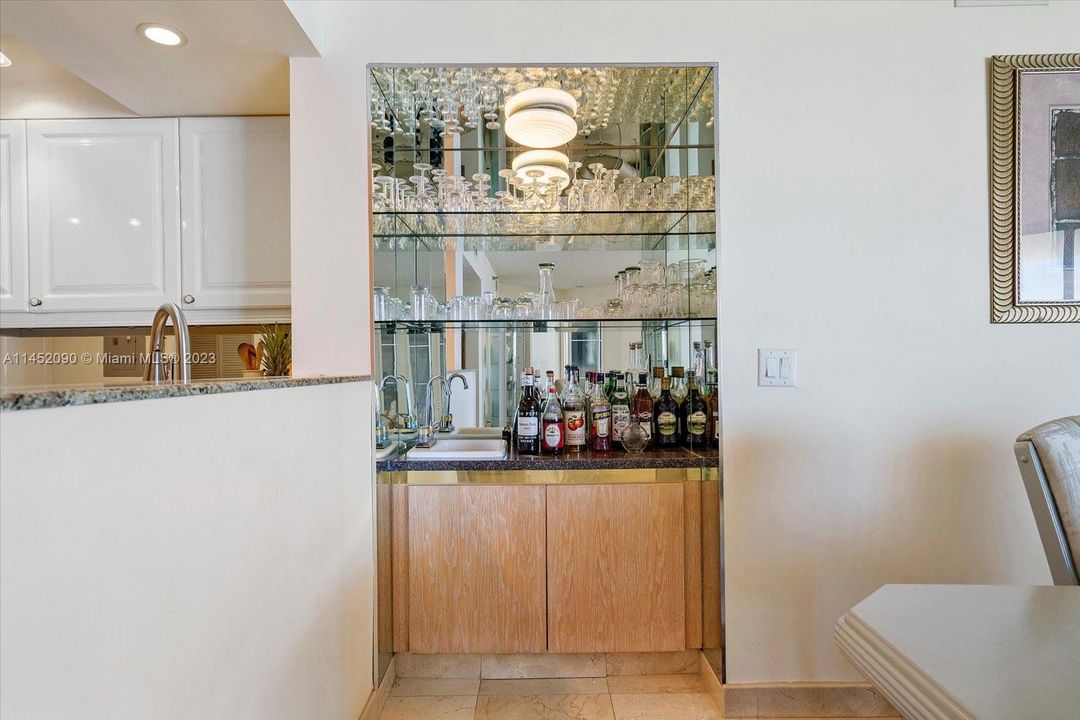 最近售出: $1,050,000 (2 贝兹, 2 浴室, 1600 平方英尺)