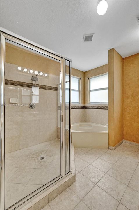 Недавно продано: $749,000 (4 спален, 3 ванн, 2474 Квадратных фут)