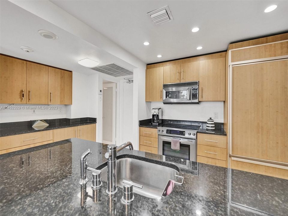 Recently Sold: $789,000 (1 beds, 1 baths, 896 Square Feet)