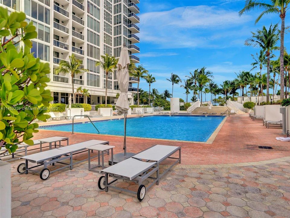 Recently Sold: $789,000 (1 beds, 1 baths, 896 Square Feet)