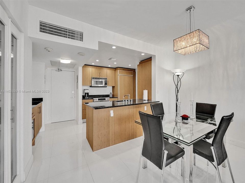 Recently Sold: $789,000 (1 beds, 1 baths, 896 Square Feet)