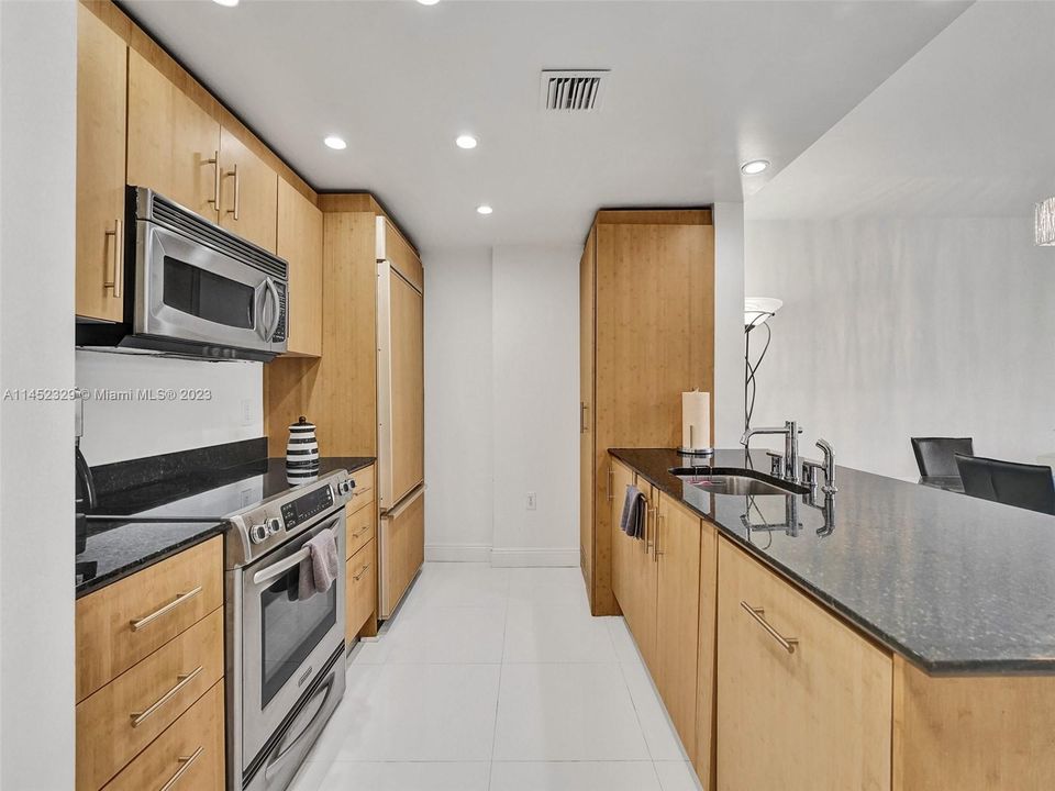 Recently Sold: $789,000 (1 beds, 1 baths, 896 Square Feet)