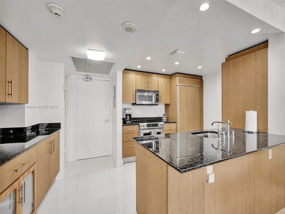 Recently Sold: $789,000 (1 beds, 1 baths, 896 Square Feet)