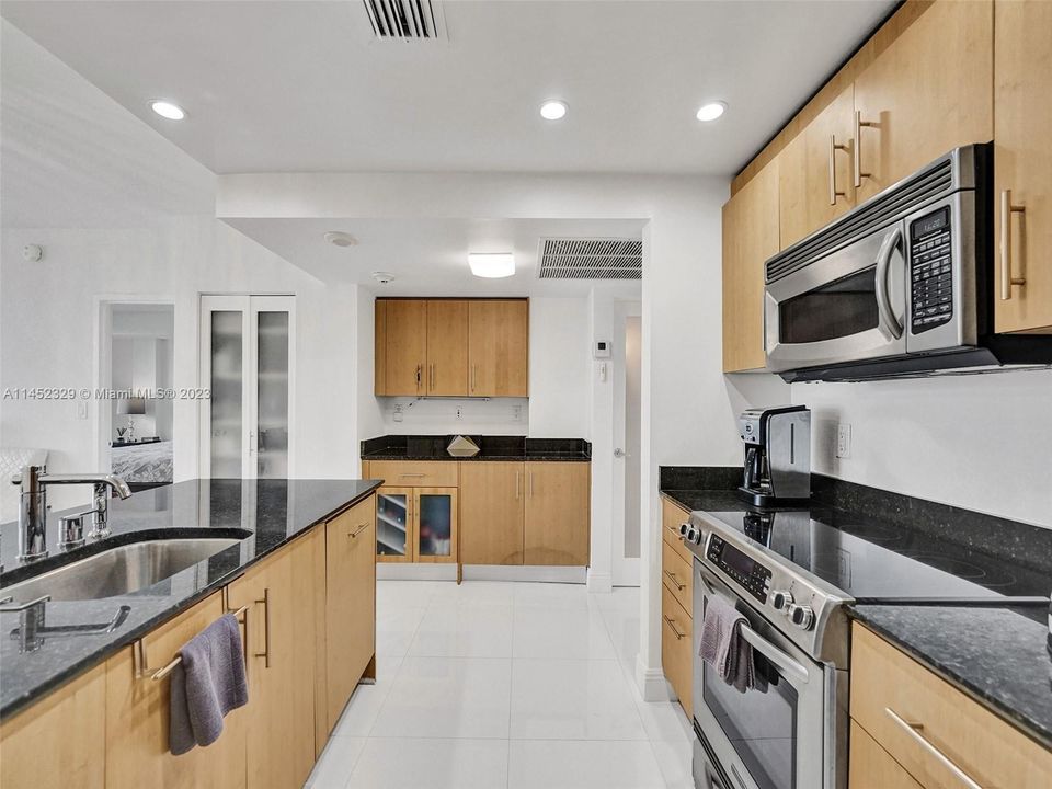 Recently Sold: $789,000 (1 beds, 1 baths, 896 Square Feet)