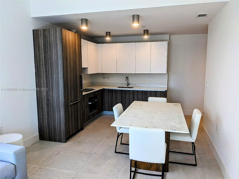 Vendido Recientemente: $579,000 (1 camas, 1 baños, 574 Pies cuadrados)