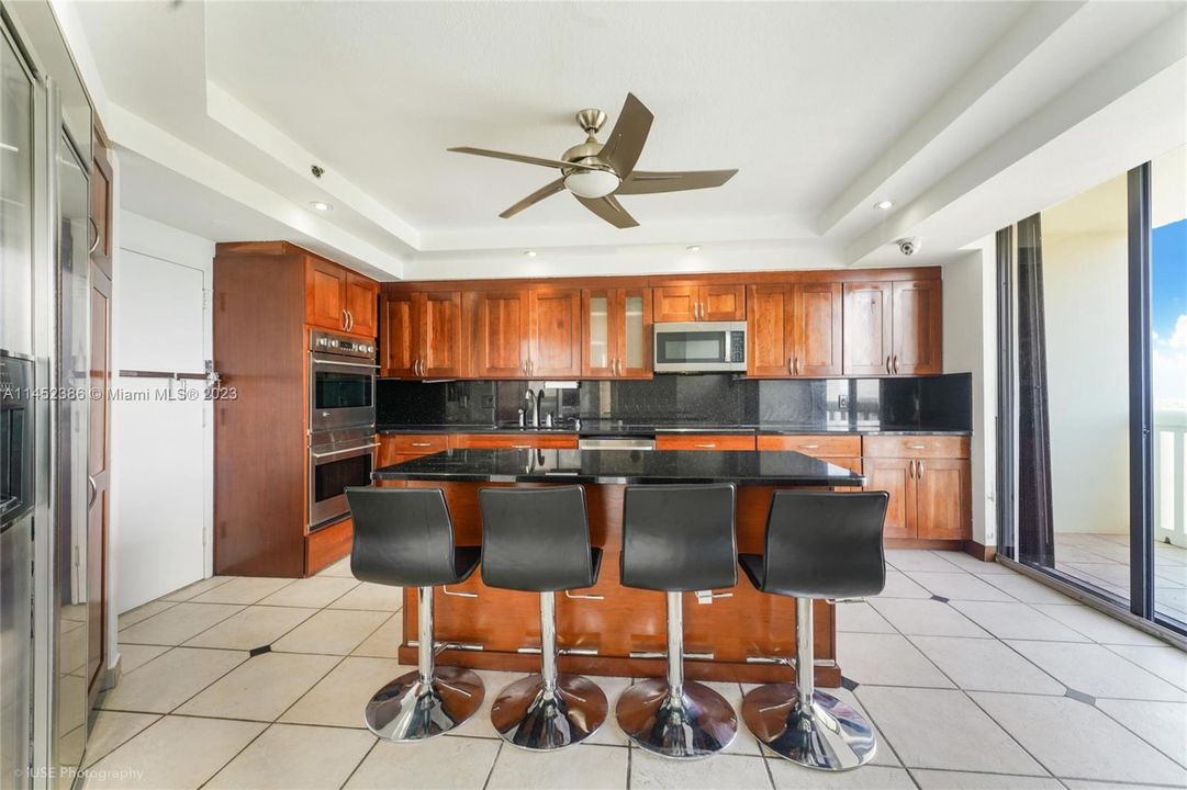 Недавно продано: $1,900,000 (4 спален, 4 ванн, 4050 Квадратных фут)