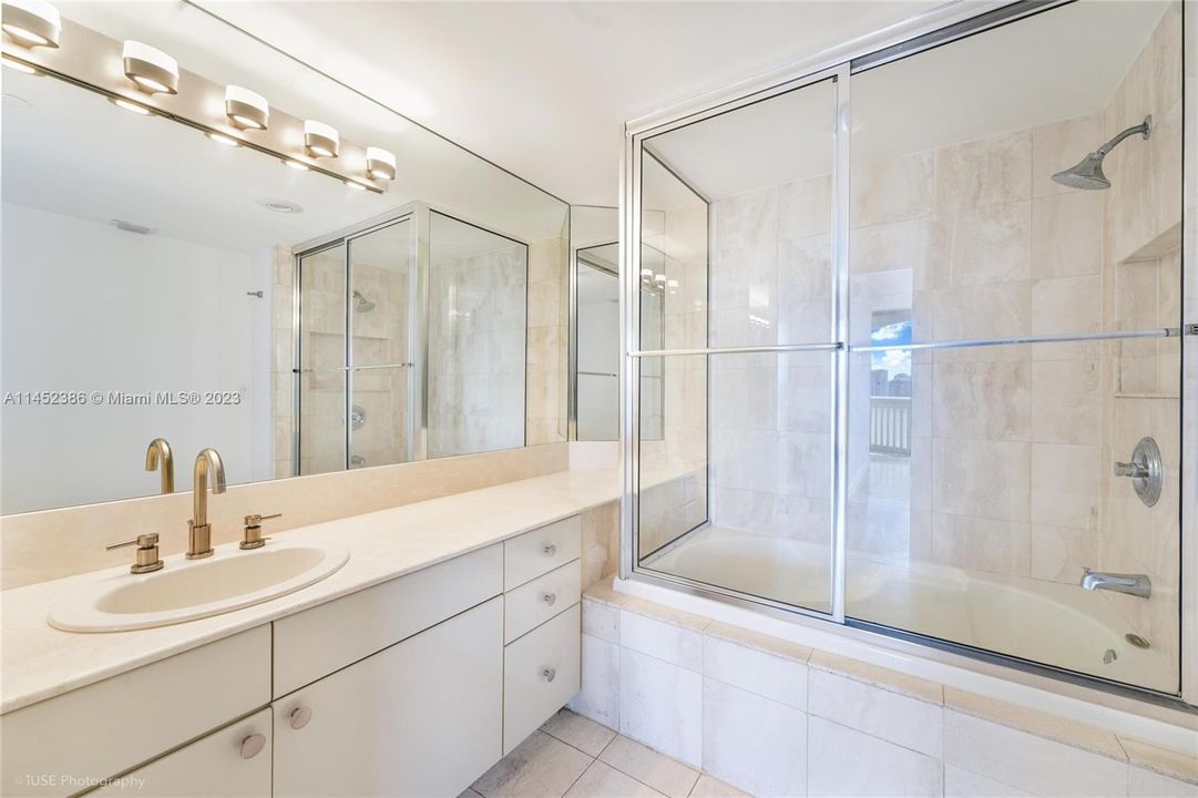 Недавно продано: $1,900,000 (4 спален, 4 ванн, 4050 Квадратных фут)