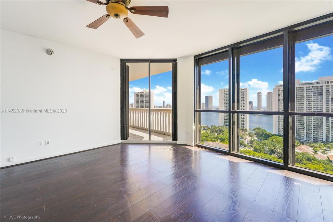 Недавно продано: $1,900,000 (4 спален, 4 ванн, 4050 Квадратных фут)