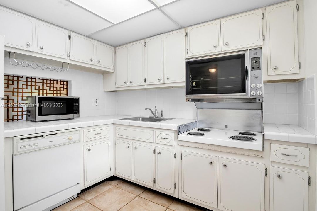 Recently Sold: $399,000 (1 beds, 1 baths, 808 Square Feet)